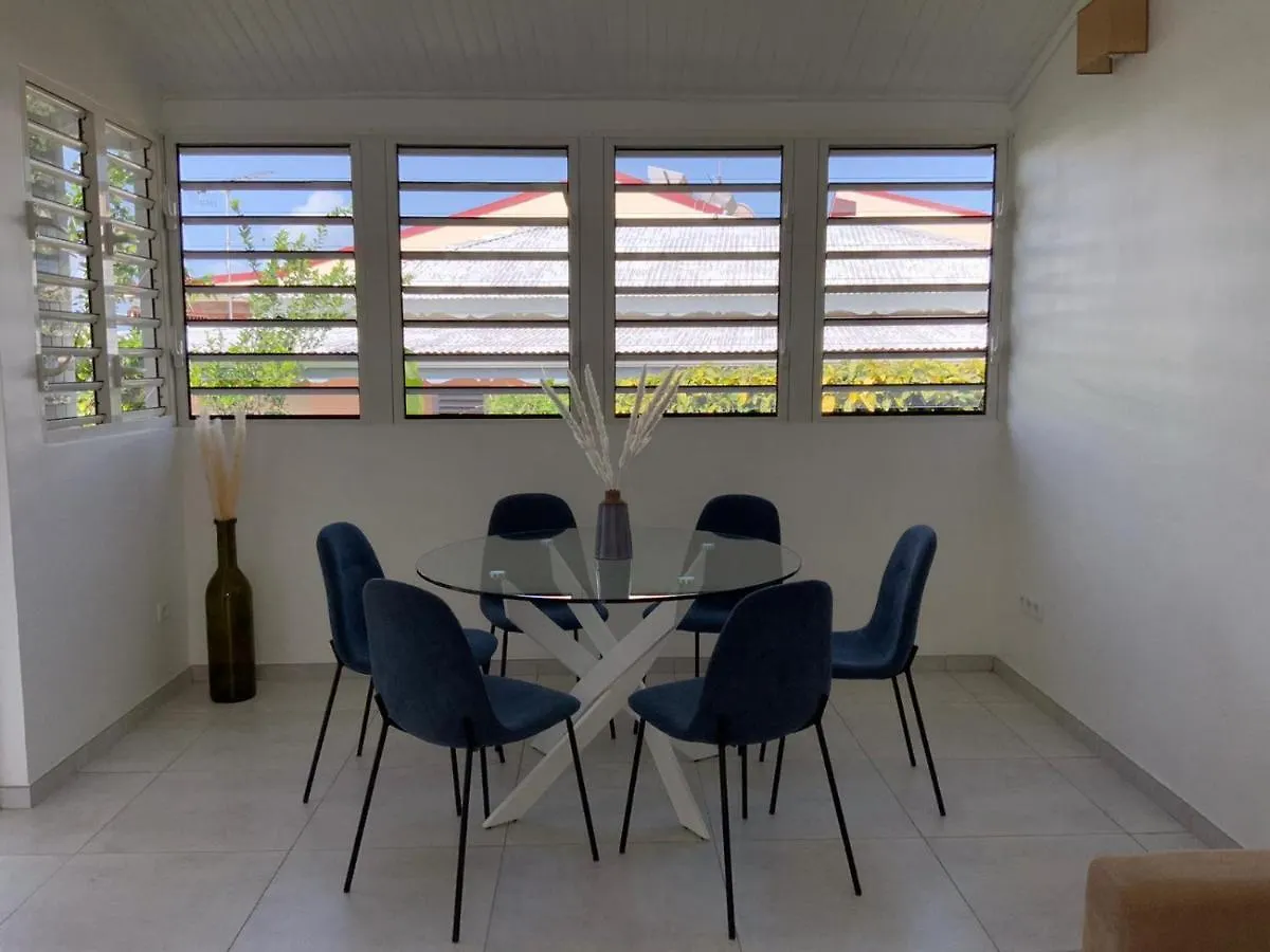 Hébergement de vacances Jolie villa avec piscine au bord de l'eau Les Trois-Ilets